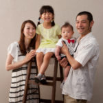 両親と赤ちゃんと４才姉の家族写真