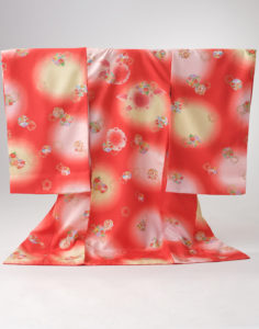 淡いオレンジ色の女の子お宮参り着物